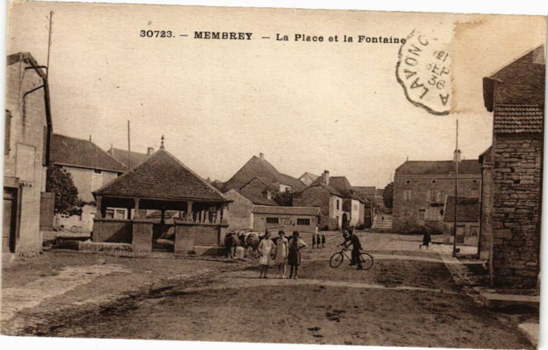 Carte postale ancienne Membrey - La Place et la Fontaine à Fontain