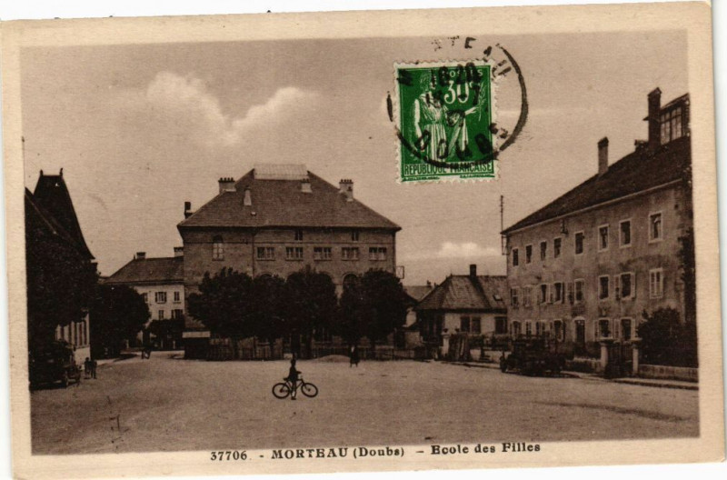 Carte postale ancienne Morteau - Ecole des Filles à Morteau