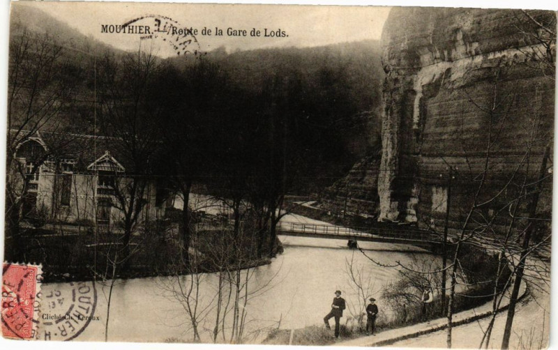 Carte postale ancienne Mouthier - Route de la Gare de Lods à Lods