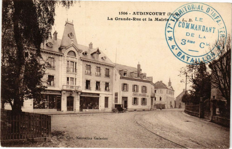 Carte postale ancienne Audincourt - La Grande-Rue et la Mairie à Audincourt