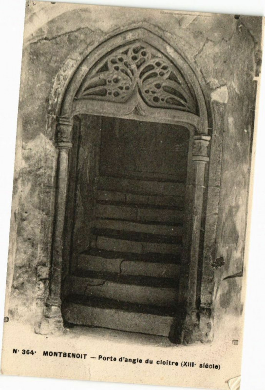 Carte postale ancienne Montbenoit - Porte d'angle du cloitre (Xiii siécle) à Montbenoît