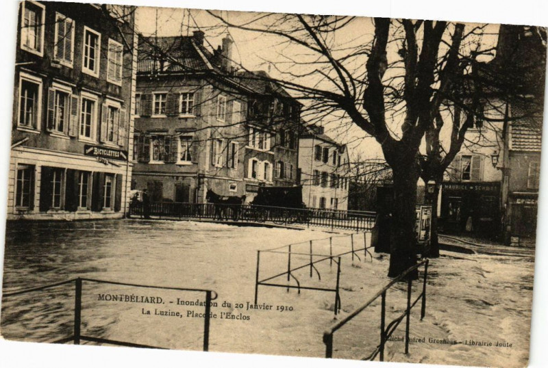 Carte postale ancienne Montbeliard - Inondation du 20 Janvier 1910 - La Luzine Place.. à Montbéliard