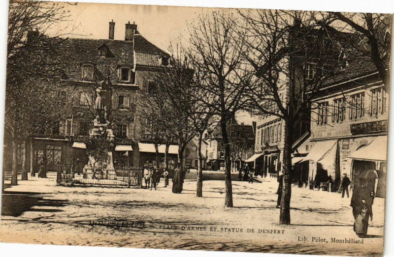 Carte postale ancienne Montbeliard - Place d'Armes et Statue de Denfert à Montbéliard