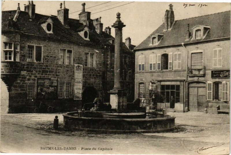 Carte postale ancienne Baume-les-Dames - Place du Capitole à Baume-les-Dames