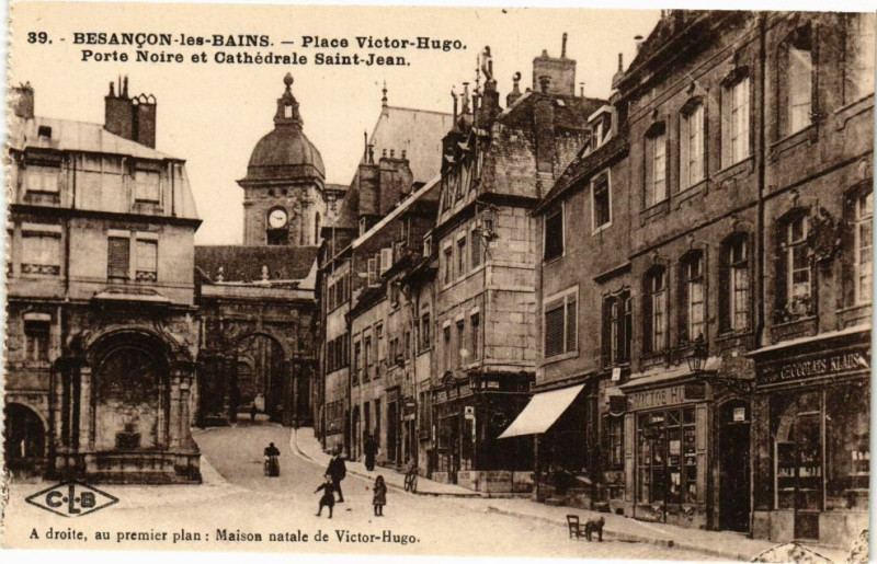 Carte postale ancienne Besancon-les-Bans - Place Victor-Hugo -Porte Noire et Cathédrale... à Besançon