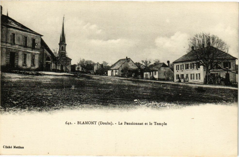 Carte postale ancienne Blamont - Le Pensionnat et le Temple à Blamont