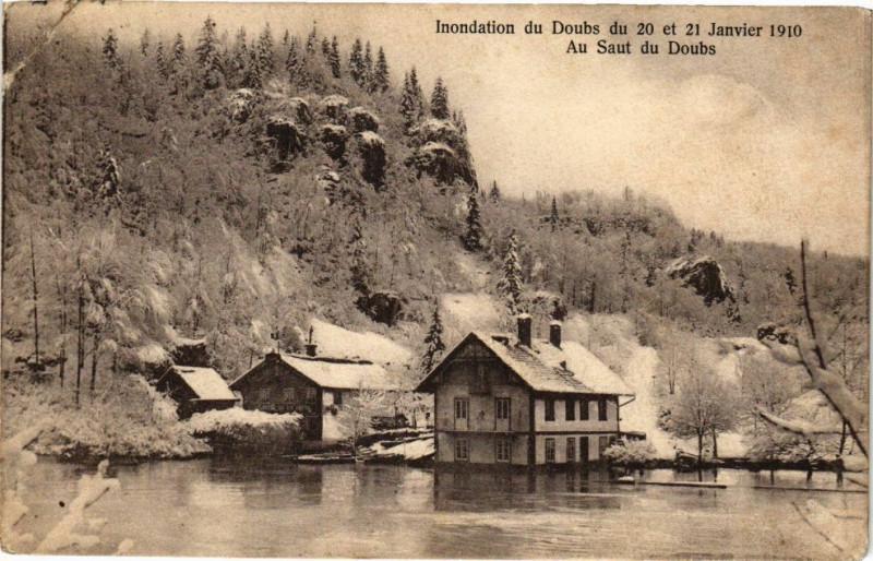 Carte postale ancienne Inondation du Doubs du 20 et 21 Janvier 1910 - Au Saut du Doubs à Doubs