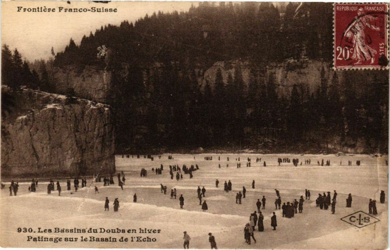 Carte postale ancienne Les Bassins du Doubs en hiver - Patinage sur le Bassin de l'Echo à Doubs