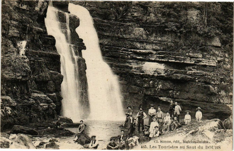 Carte postale ancienne Les Touristes au Saint-du Doubs à Doubs