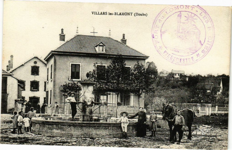 Carte postale ancienne Villars-les-Blamont - La Fontaine enfants à Villars-lès-Blamont