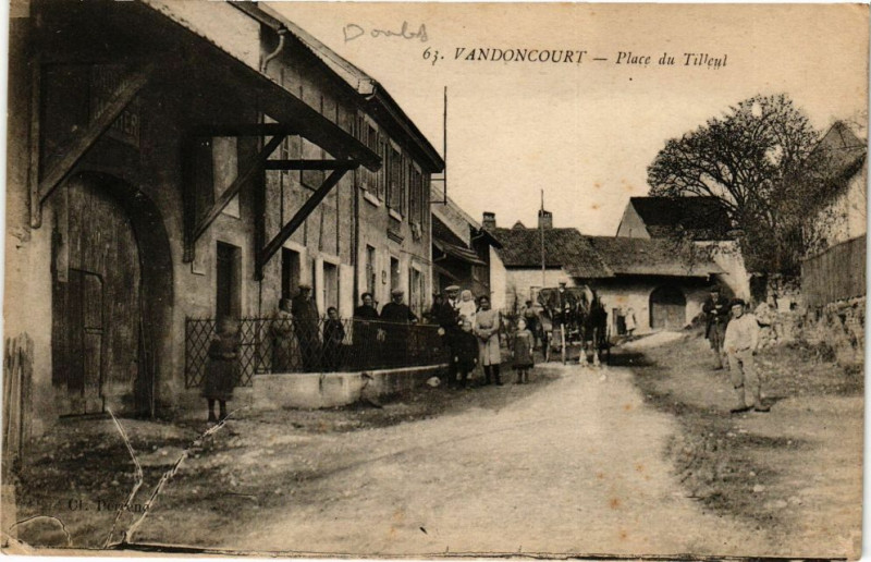 Carte postale ancienne Vandoncourt - Place du Tilleul à Vandoncourt