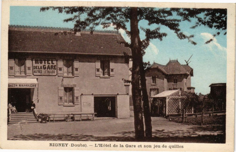 Carte postale ancienne Rigney - Hotel de la Gare et son jeu de quilles à Rigney