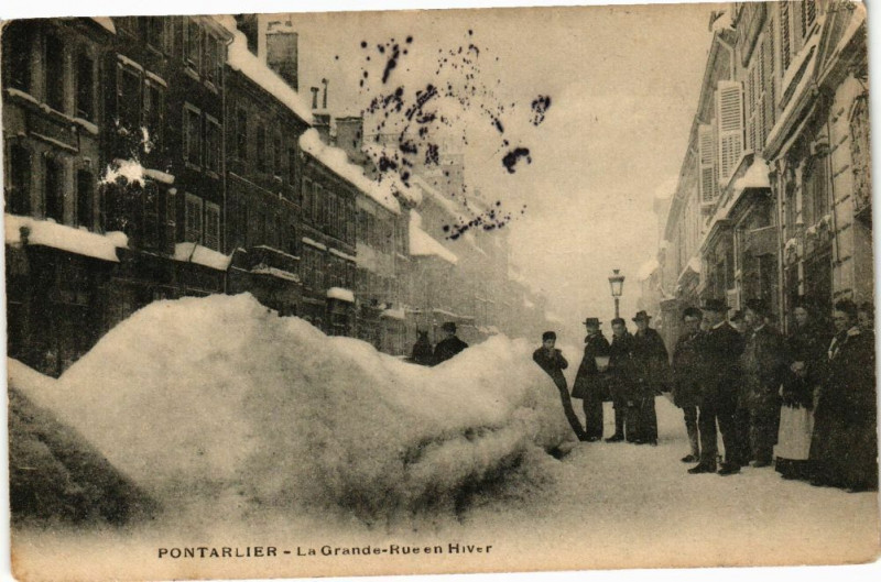 Carte postale ancienne Pontarlier - La Grande-Rue en Hiver à Pontarlier