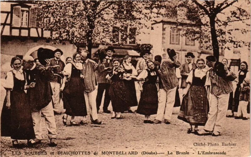 Carte postale ancienne Montbeliard - Les bouebes et diaichottes le Branle l'embrassade à Montbéliard