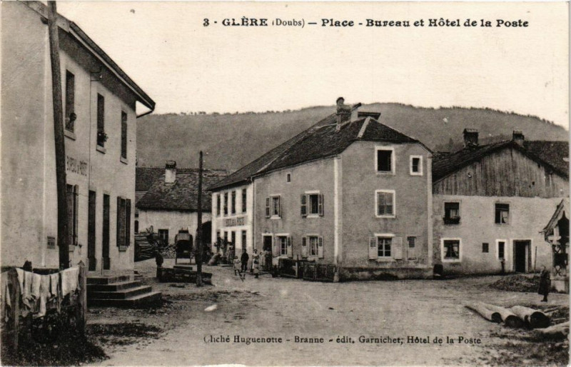 Carte postale ancienne Glere - Place Bureau et Hotel ed la Poste à Glère