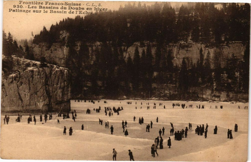 Carte postale ancienne Frontiere Franco-Suisse - Les Bassins de Doubs en hiver patinage à Doubs
