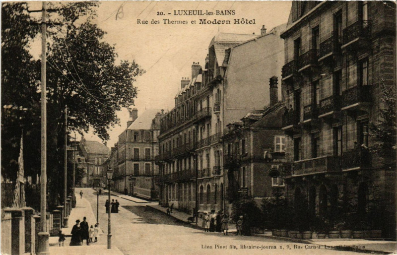 Carte postale ancienne Luxeuil-les-Bains - Rue des Thermes et Modern Hotel à Luxeuil-les-Bains