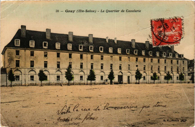 Carte postale ancienne Gray - Le Quartier de Cavalerie à Gray