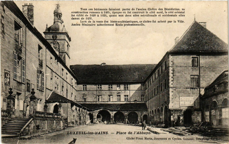 Carte postale ancienne Luxeuil-les-Bains - Place de l'Abbaye à Luxeuil-les-Bains