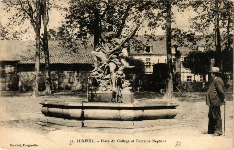Carte postale ancienne Luxeuil-les-Bains - Place du College et Fontaine Neptune à Luxeuil-les-Bains