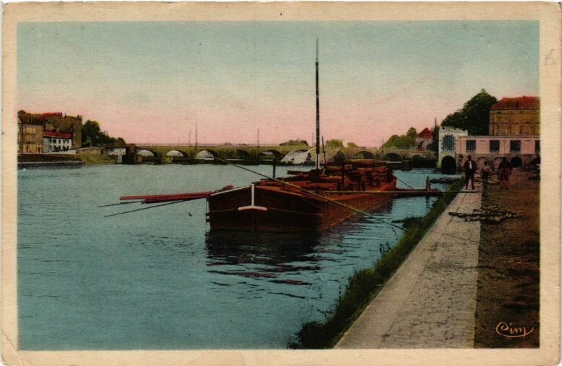 Carte postale ancienne Gray - Quai de la Saone à Gray