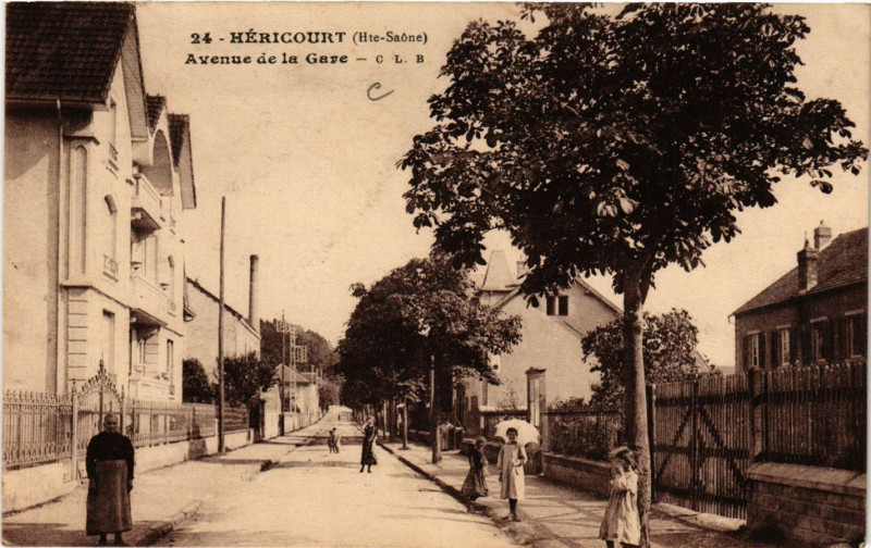 Carte postale ancienne Hericourt - Avenue de la Gare à Héricourt