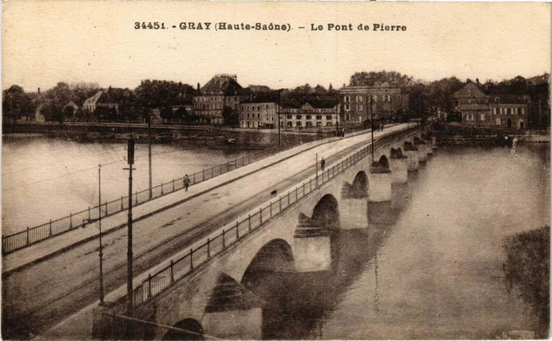 Carte postale ancienne Gray - Le Pont de Pierre à Gray