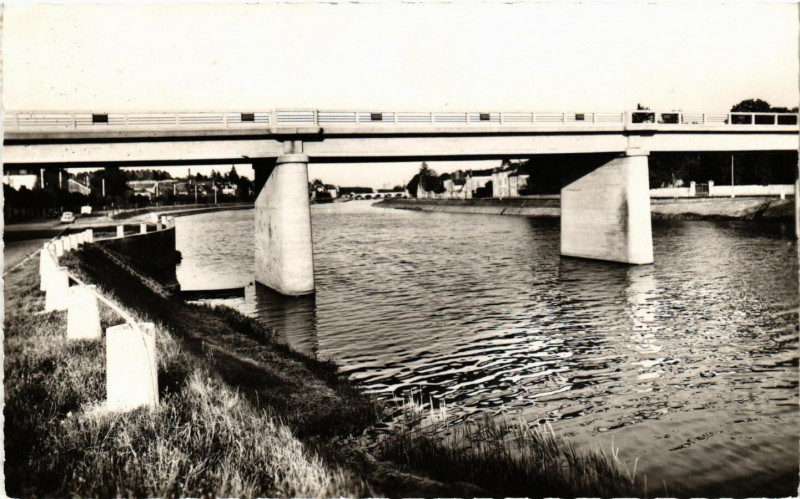 Carte postale ancienne Gray - Nouveau Pont sur la Saone à Gray