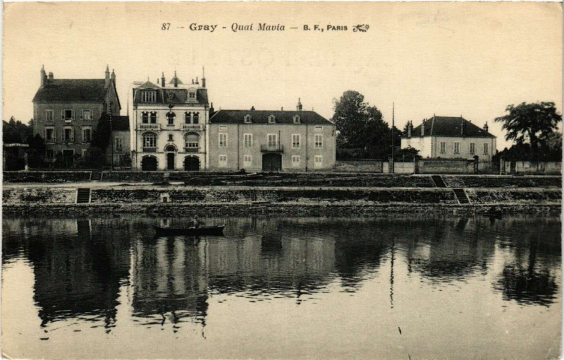Carte postale ancienne Gray - Quai Mavia à Gray