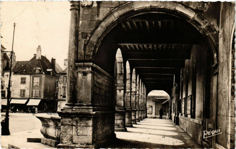 Carte postale ancienne Gray - Les Arcades de l'Hotel de Ville à Gray