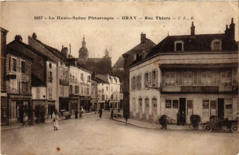 Carte postale ancienne Gray - Rue Thiers à Gray