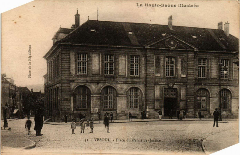 Carte postale ancienne Vesoul - Place du Palais de Justice à Vesoul