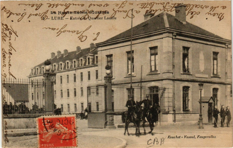 Carte postale ancienne Lure - Entrée du Quartier Lasalle à Lure