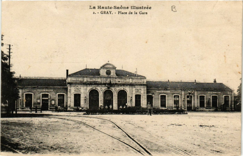 Carte postale ancienne Gray - Place de la Gare à Gray