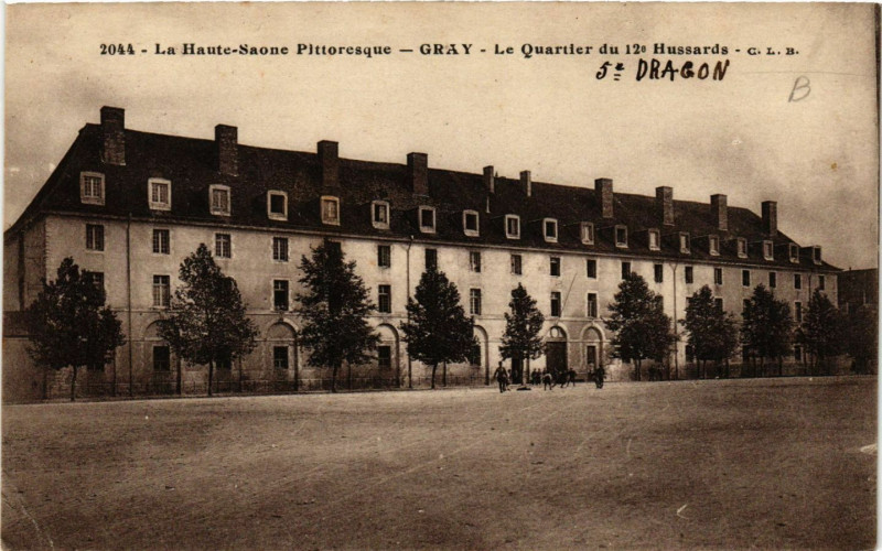 Carte postale ancienne Gray - Le Quartier du 12e Hussards à Gray