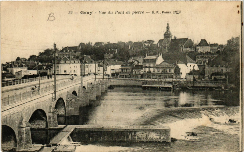 Carte postale ancienne Gray - Vue du Pont de Pierre à Gray