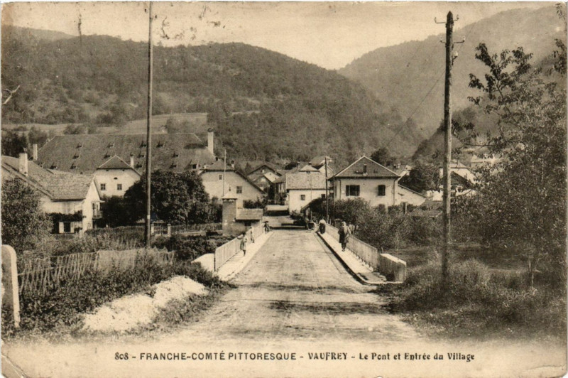 Carte postale ancienne Vaufrey - Le Pont et Entrée du Village