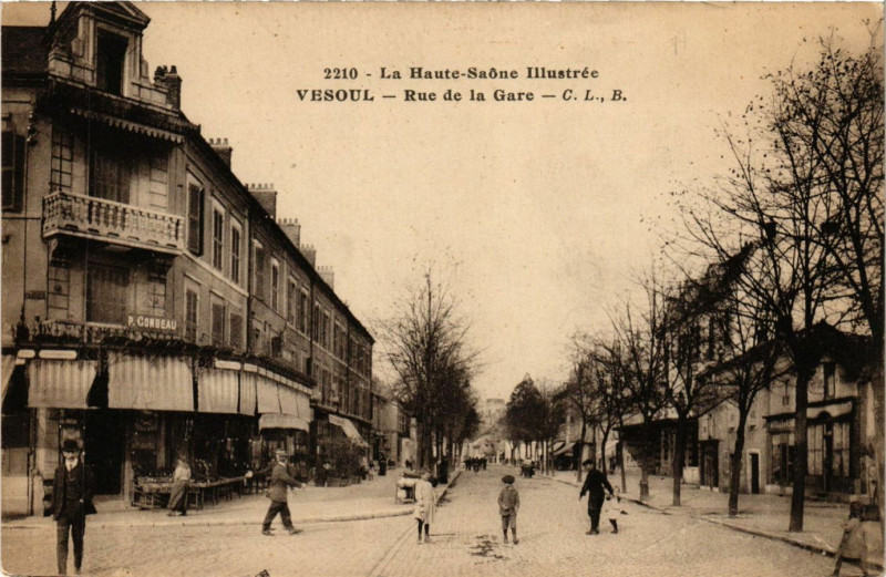 Carte postale ancienne Vesoul - Rue de la Gare à Vesoul