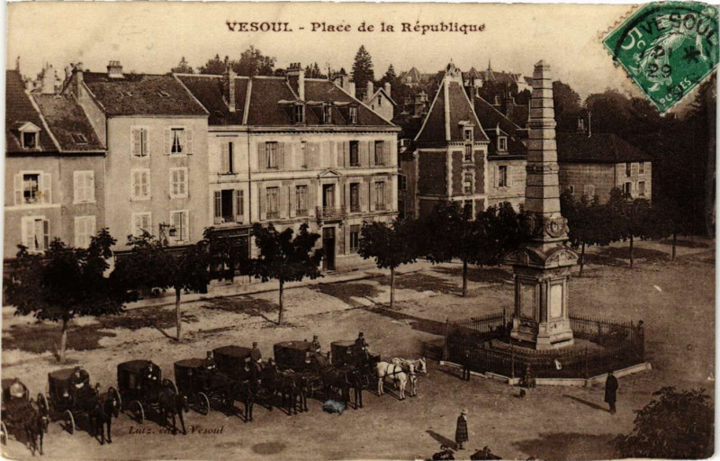 Carte postale ancienne Vesoul - Place de la Republique à Vesoul