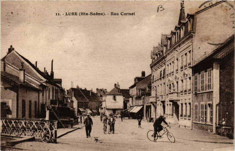 Carte postale ancienne Lure - Rue Carnot à Lure