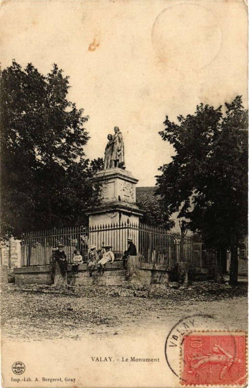 Carte postale ancienne Valay - Le Monument à Valay