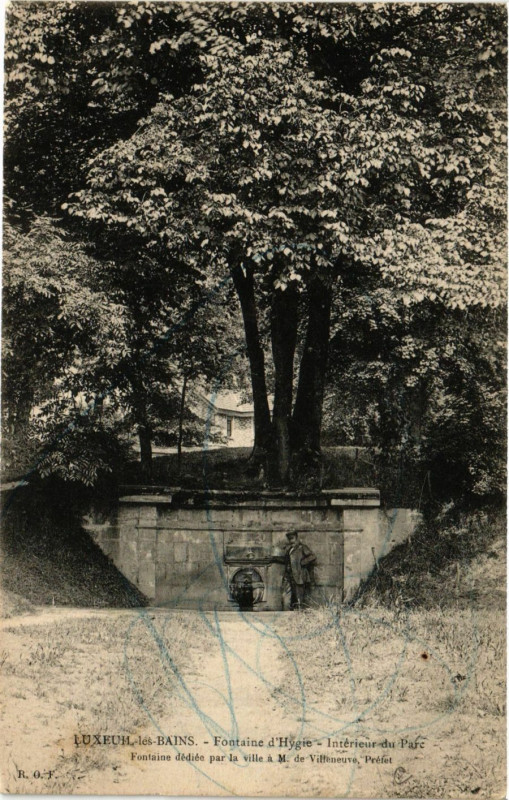 Carte postale ancienne Luxeuil-les-Bains - Fontaine d'Hygie - Intérieur du Parc à Luxeuil-les-Bains