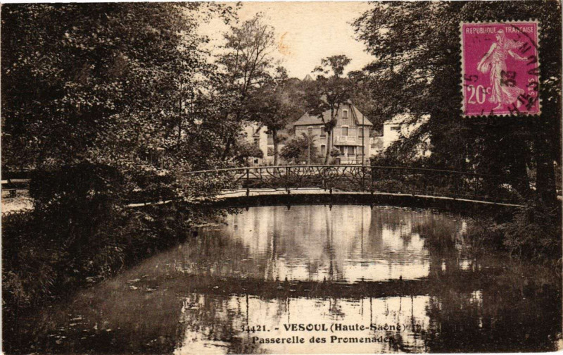 Carte postale ancienne Vesoul - Passerelle des Promenades à Vesoul