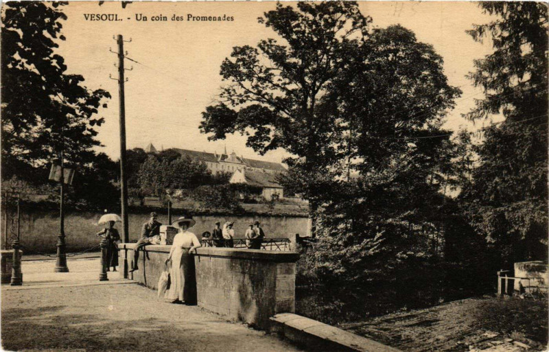 Carte postale ancienne Vesoul - Un Coin des Promenades à Vesoul
