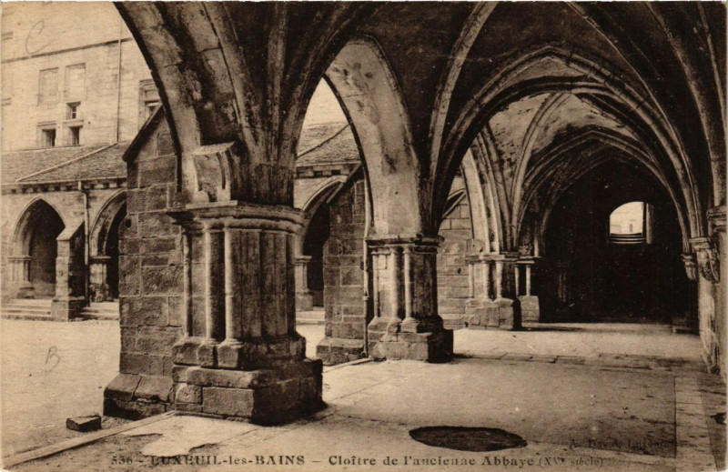 Carte postale ancienne Luxeuil-les-Bains - Cloitre de l'ancienne Abbaye à Luxeuil-les-Bains
