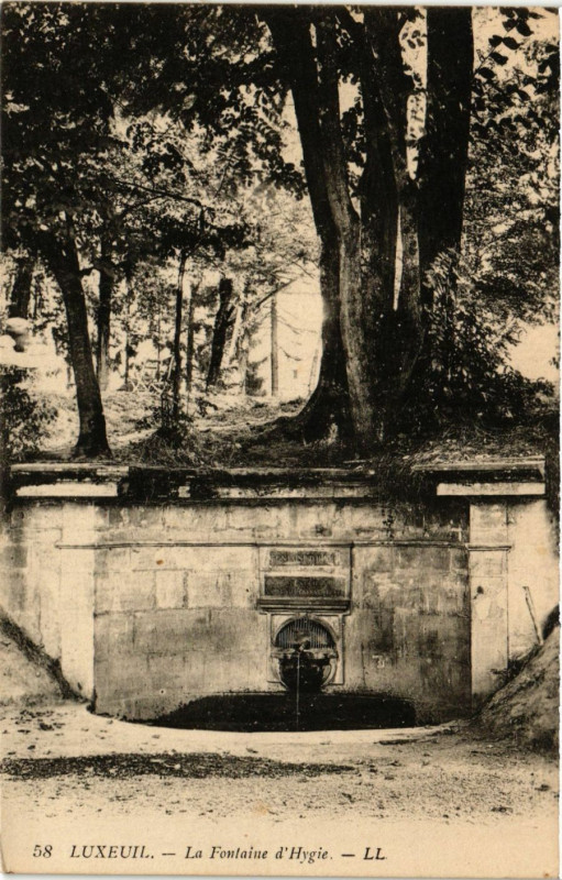 Carte postale ancienne Luxeuil-les-Bains - La Fontaine d'Hygie à Luxeuil-les-Bains