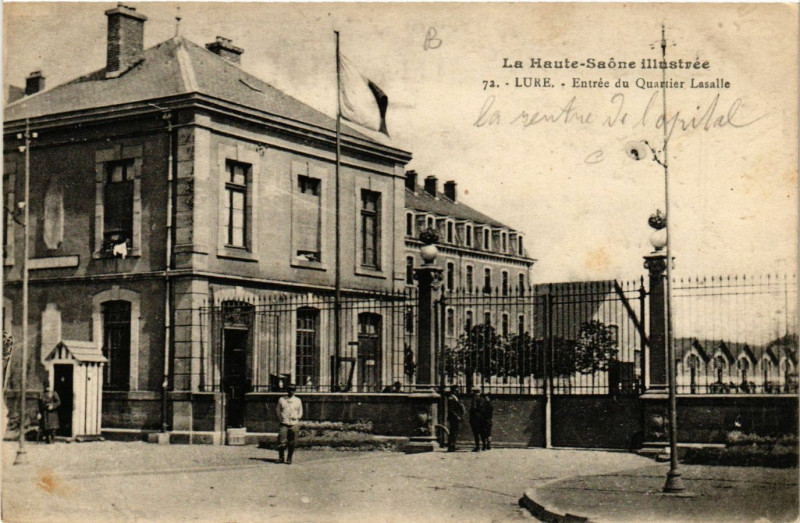 Carte postale ancienne Lure - Entrée du Quartier Lasalle à Lure