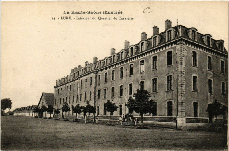 Carte postale ancienne Lure - Intérieur du Quartier de Cavalerie à Lure