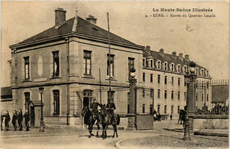 Carte postale ancienne Lure - Entrée du Quartier Lasalle à Lure