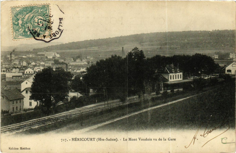 Carte postale ancienne Hericourt - Le Mont Vaudois vu de la Gare à Héricourt